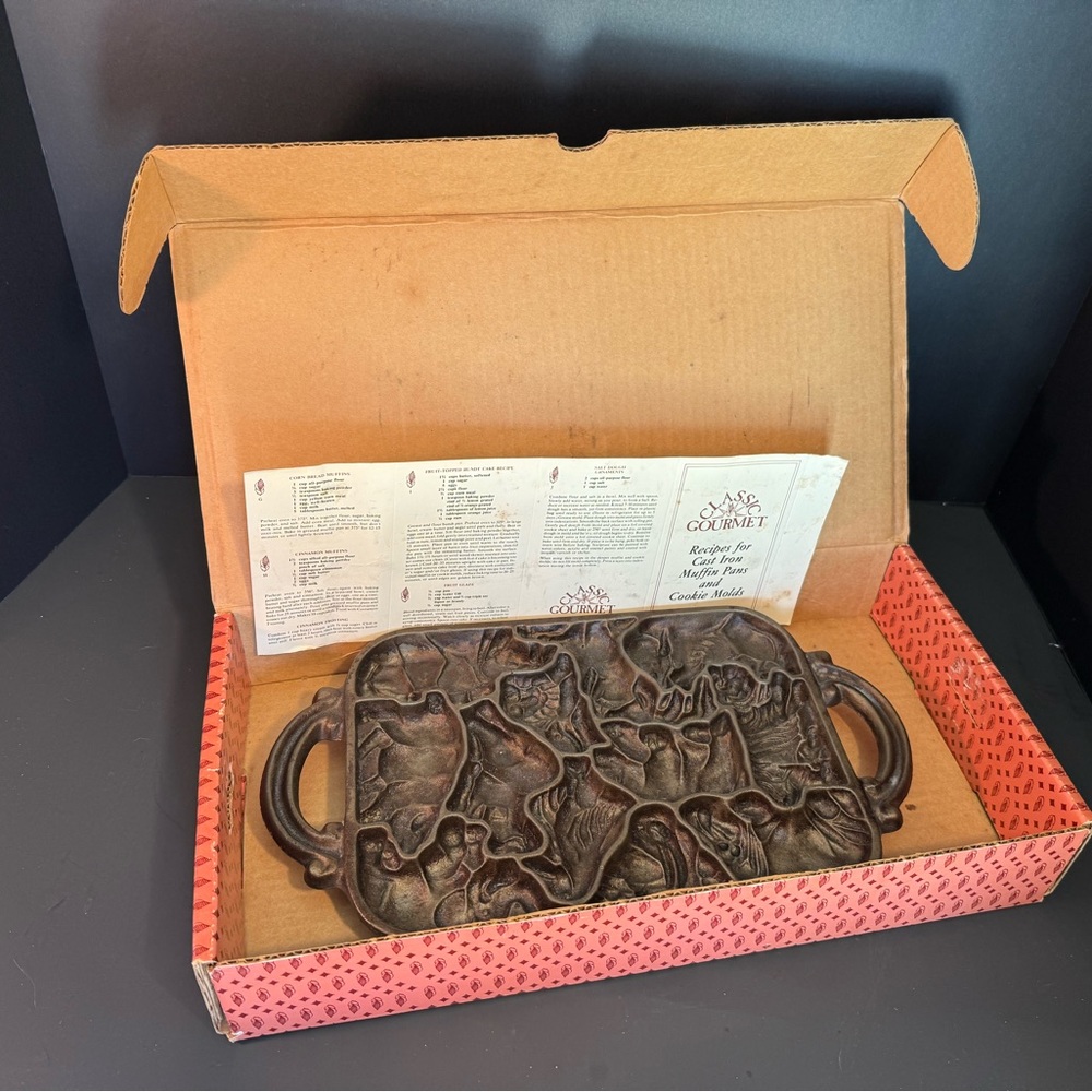 LOOK - Cast Iron Animal Mold Baking Pan